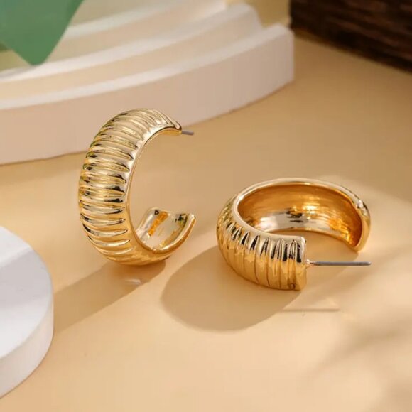 14K Gold Womens Small Chunky Rippled Semi Hoop Earrings 1\